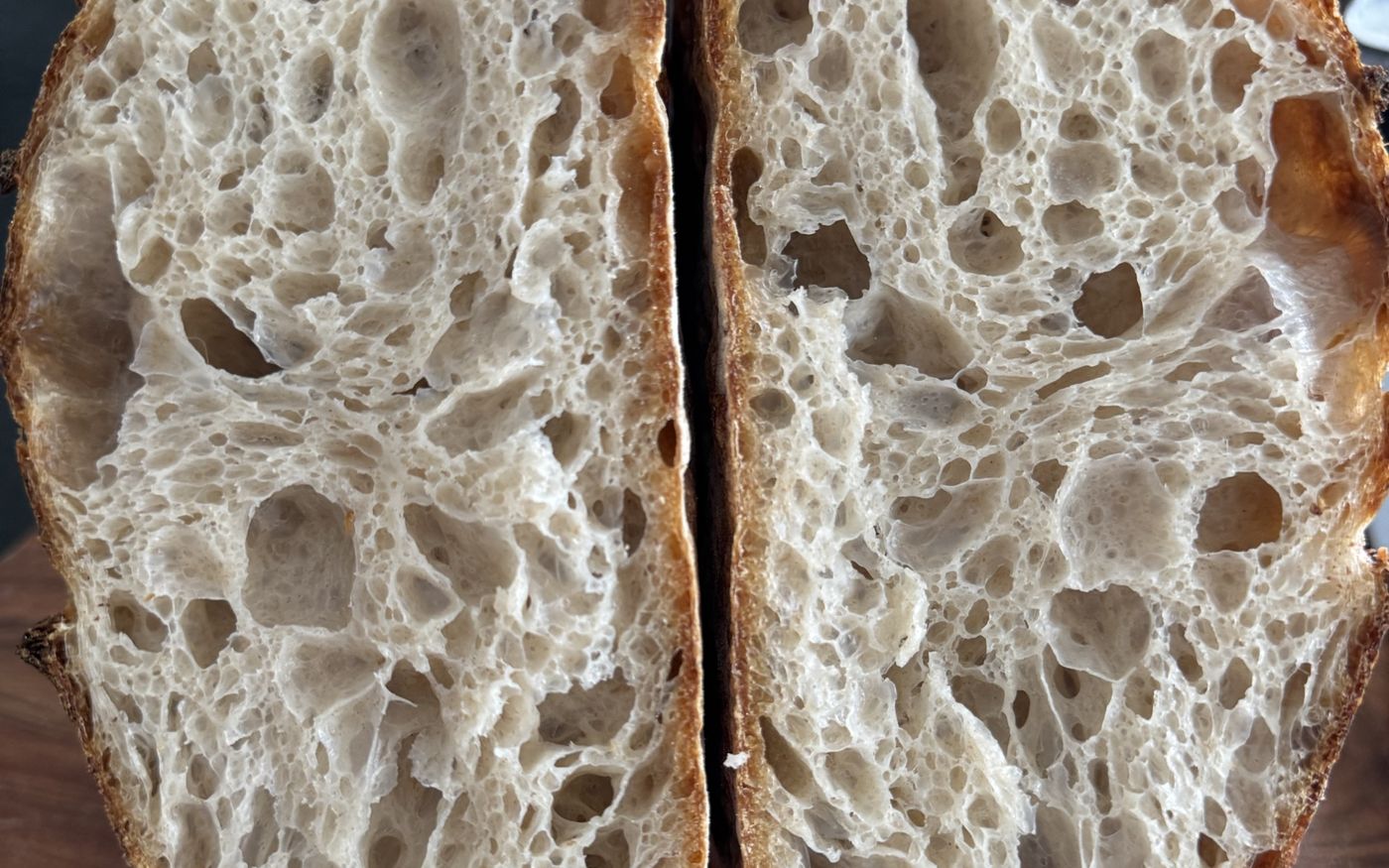 Aufgeschnittenes Sauerteigbrot mit offener Krume