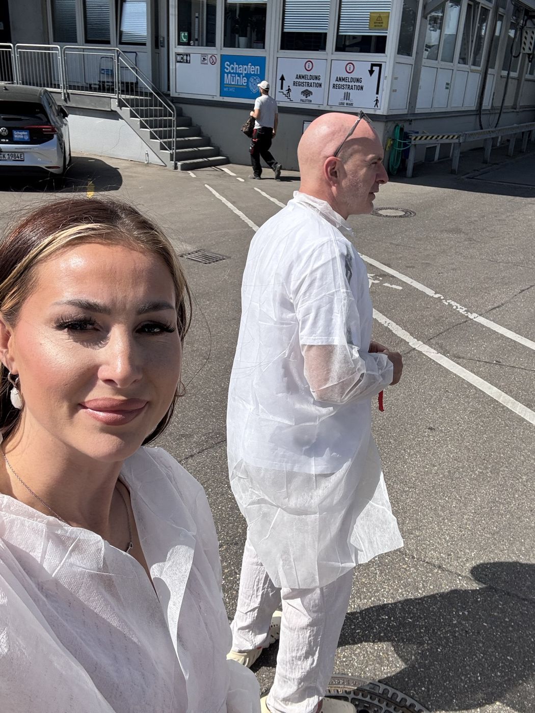 Selfie in Schutzkleidung vor der Schapfenmühle